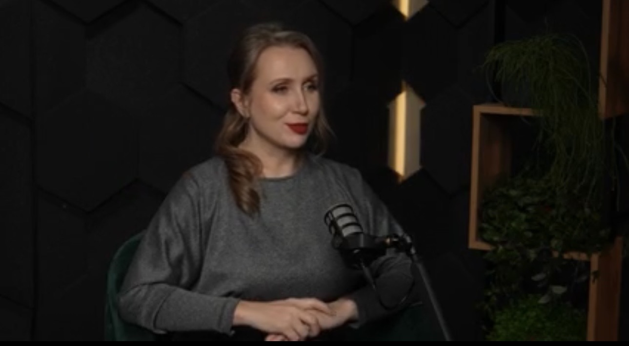 Анна Минакова во время интервью