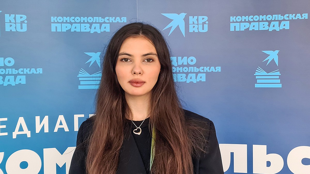 Margarita Pirinen in front of the Komsomolskaya Pravda press wall. Photo from the KP article